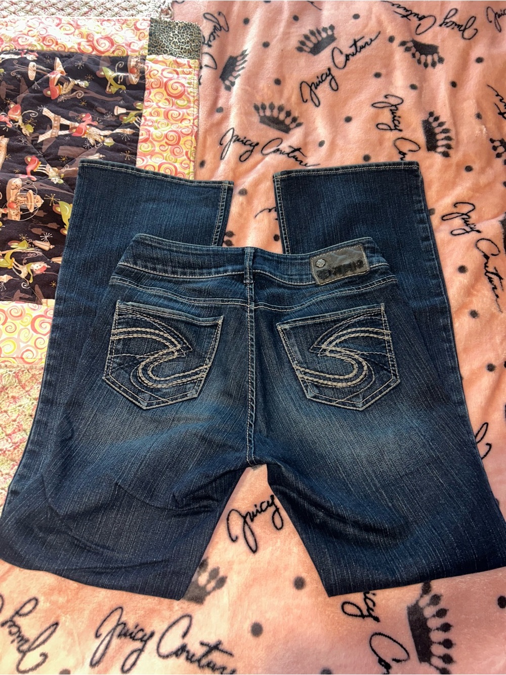 Dark Wash Women's Jeans with Embroidered Back Pockets low rise
